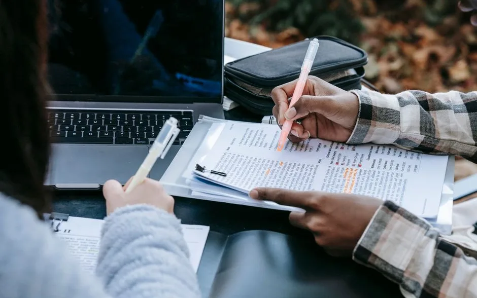 Mains qui surlignent un texte imprimé