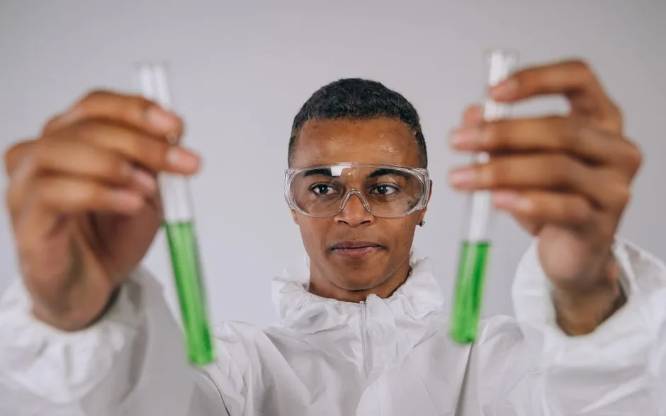 Chercheur qui examine des tubes à essai en laboratoire